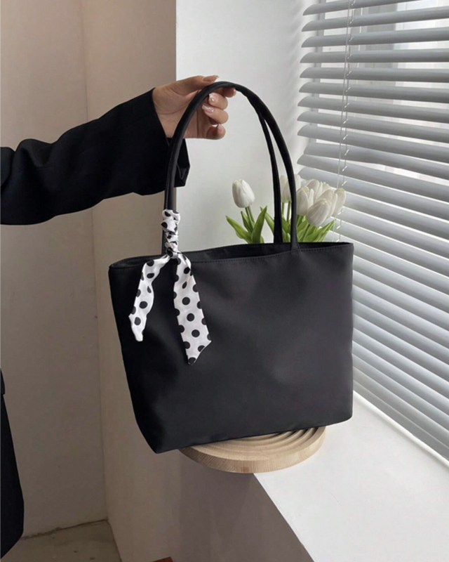 Bolso tote de hombro negro con diseño de pañuelo doble asa